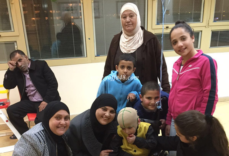 بالصور: عائلات من اللد تزور الطفل أحمد دوابشة في مستشفى تل هشومير 